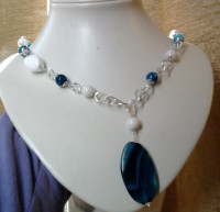 collana blu e bianco